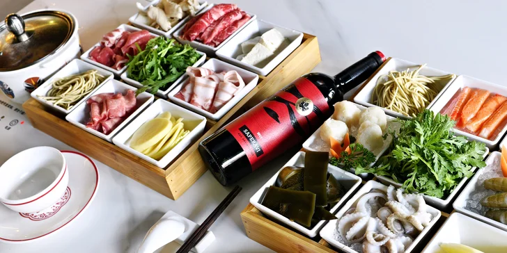 Uvařte si sami: masový talíř nebo mořské plody v autentické hotpot restauraci Nali