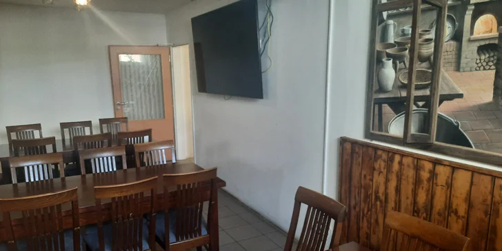 Prkna masa nebo sýrů s hromadou příloh v útulné hospůdce U Bizona
