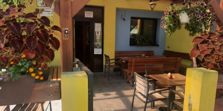 Prkna masa nebo sýrů s hromadou příloh v útulné hospůdce U Bizona