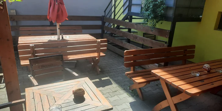 Prkna masa nebo sýrů s hromadou příloh v útulné hospůdce U Bizona