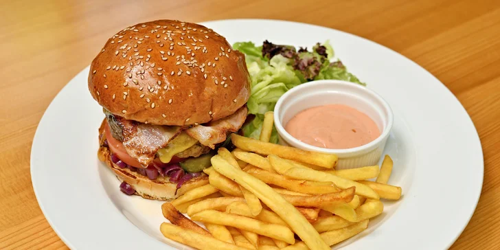Hovězí burger se sýrem, zlatavé hranolky a dip pro 1 nebo 2 osoby