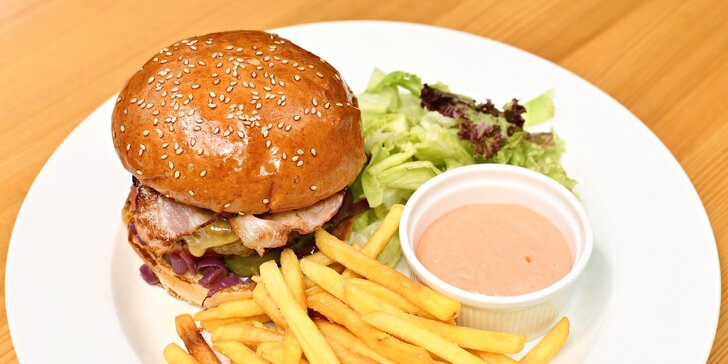 Hovězí burger se sýrem, zlatavé hranolky a dip pro 1 nebo 2 osoby
