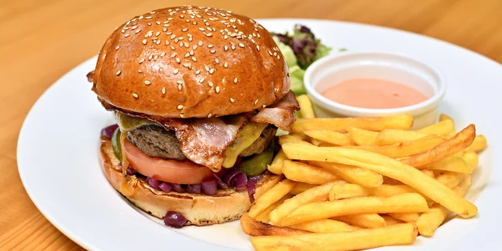 Hovězí burger se sýrem, zlatavé hranolky a dip pro 1 nebo 2 osoby