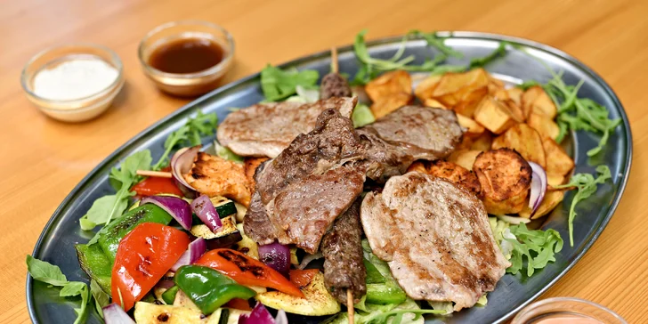 Mix grill: 400 nebo 800 g hovězího, vepřového, kuřecího a jehněčího
