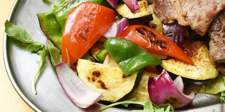 Mix grill: 400 nebo 800 g hovězího, vepřového, kuřecího a jehněčího