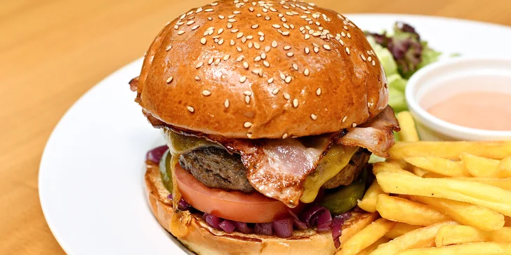 Hovězí burger se sýrem, zlatavé hranolky a dip pro 1 nebo 2 osoby