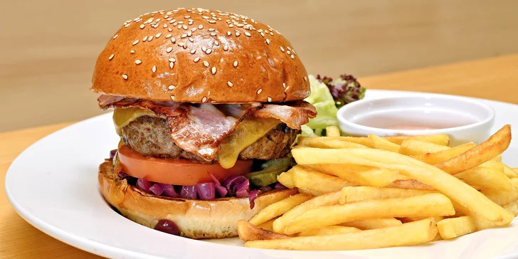 Hovězí burger se sýrem, zlatavé hranolky a dip pro 1 nebo 2 osoby