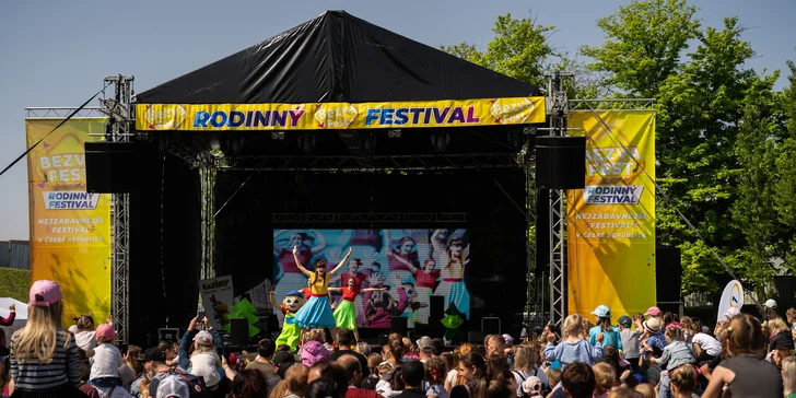 Vstupenka na rodinný festival Bezva Fest: hudba, youtubeři a atrakce v ceně