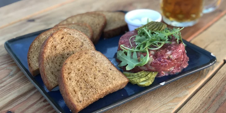 Burger dle výběru i hovězí tatarák v Krušovické restauraci pro 1 i 2 osoby