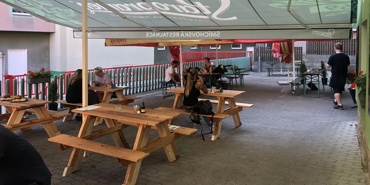 Burger dle výběru i hovězí tatarák v Krušovické restauraci pro 1 i 2 osoby