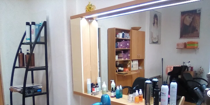 Střihy pro všechny délky vlasů včetně regenerace a závěrečného stylingu