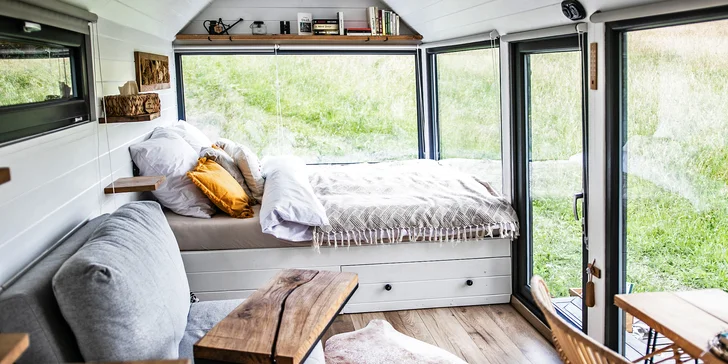 Nádherný tiny house v Jizerkách: koupelna, vybavená kuchyně, snídaňová bedýnka, terasa a klid