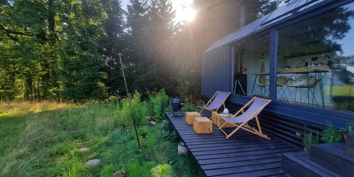 Nádherný tiny house v Jizerkách: koupelna, vybavená kuchyně, snídaňová bedýnka, terasa a klid