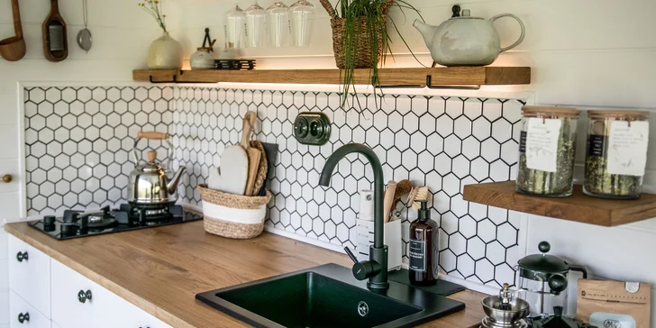Nádherný tiny house v Jizerkách: koupelna, vybavená kuchyně, snídaňová bedýnka, terasa a klid
