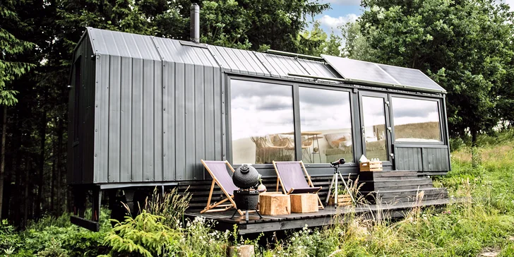 Nádherný tiny house v Jizerkách: koupelna, vybavená kuchyně, snídaňová bedýnka, terasa a klid
