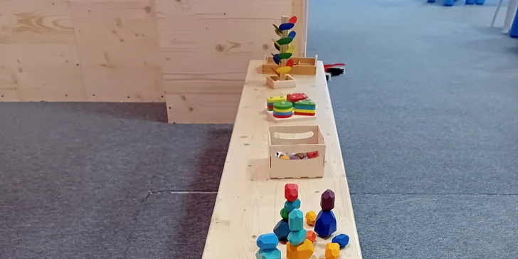 Sensory play: herna o 10-15 stanovištích s aktivitami pro rozvoj jemné motoriky, 1-5 vstupů