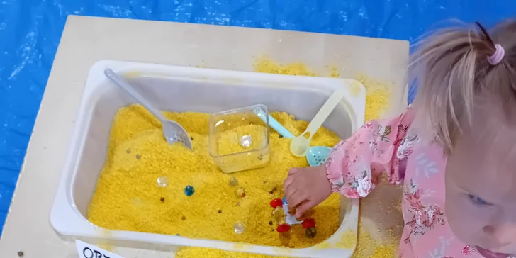 Sensory play: herna o 10-15 stanovištích s aktivitami pro rozvoj jemné motoriky, 1-5 vstupů