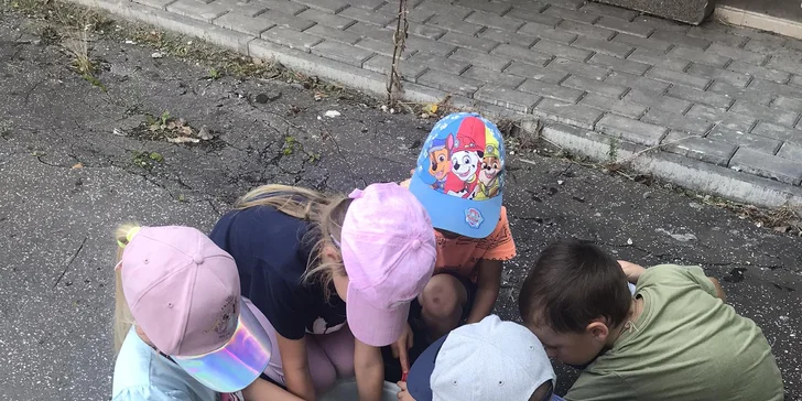 Sensory play: herna o 10-15 stanovištích s aktivitami pro rozvoj jemné motoriky, 1-5 vstupů