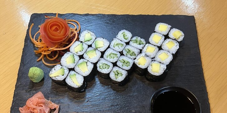 Pestré sushi sety: maki, nigiri nebo california s rybami i zeleninou