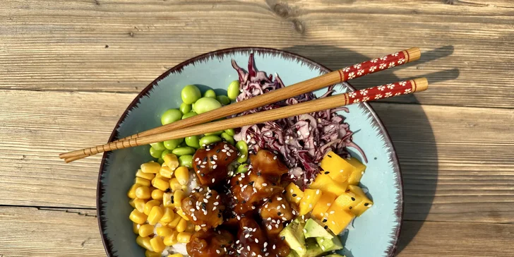 Poke bowl podle výběru ze 6 druhů i sushi sety na odnos s sebou