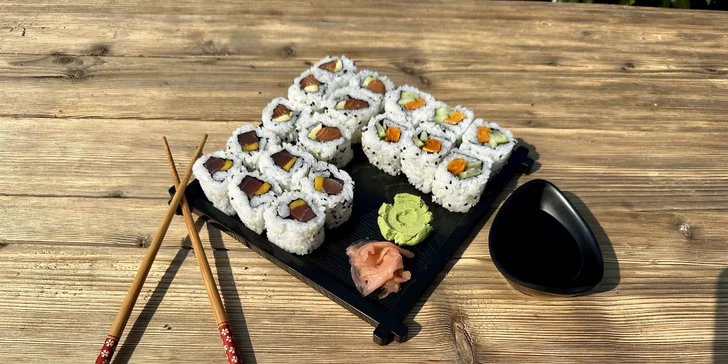 Poke bowl podle výběru ze 6 druhů i sushi sety na odnos s sebou