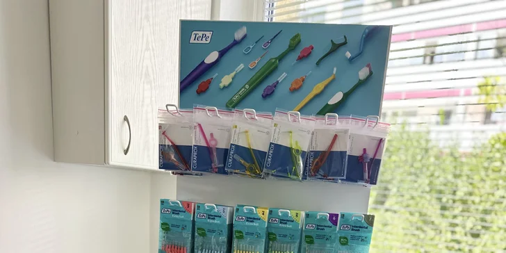 Dentální hygien: fluoridace, leštění i šetrná metoda airflow proti zubnímu kameni a nánosům
