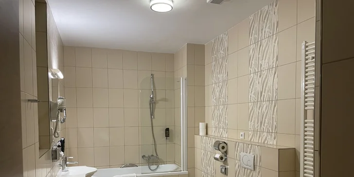 4* hotel ve stylu první republiky: pobyt se snídaní v pokoji či luxusním apartmá v centru Prahy