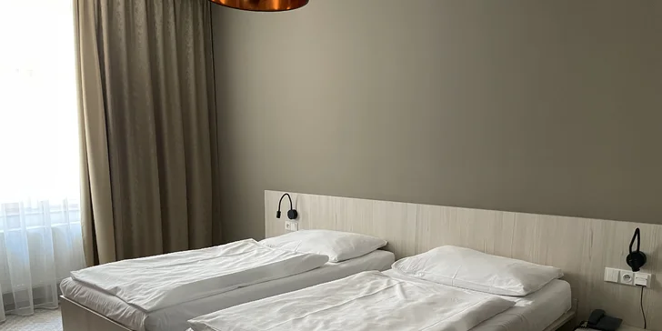 4* hotel ve stylu první republiky: pobyt se snídaní v pokoji či luxusním apartmá v centru Prahy