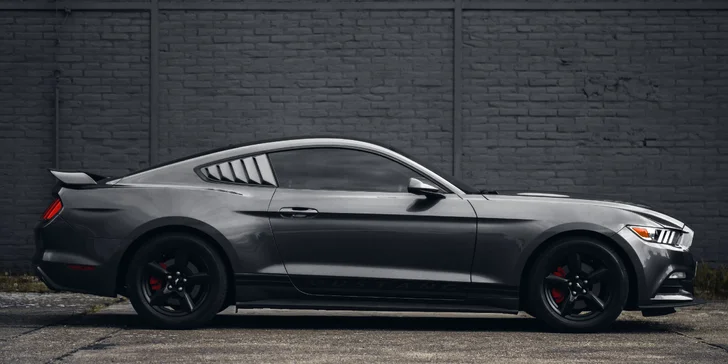 Ford Mustang: 20 min. spolujízdy, 30 min. řízení nebo zapůjčení až na 24 hod.