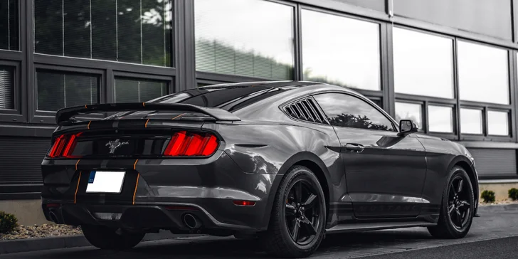 Ford Mustang: 20 min. spolujízdy, 30 min. řízení nebo zapůjčení až na 24 hod.