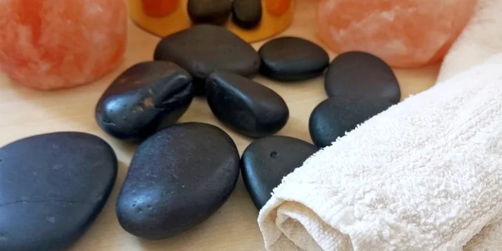 Relaxační balíčky: masáže šíje a hlavy i plosek nohou či zad, rašelinové zábaly i bylinné koupele