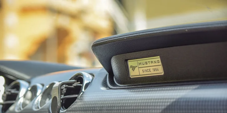 Legendární Ford Mustang V8 v originální USA verzi: projížďka na 20 minut i zapůjčení na 12 hodin