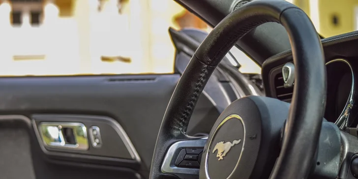 Legendární Ford Mustang V8 v originální USA verzi: projížďka na 20 minut i zapůjčení na 12 hodin