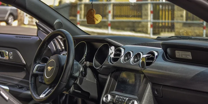 Legendární Ford Mustang V8 v originální USA verzi: projížďka na 20 minut i zapůjčení na 12 hodin