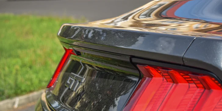 Legendární Ford Mustang V8 v originální USA verzi: projížďka na 20 minut i zapůjčení na 12 hodin