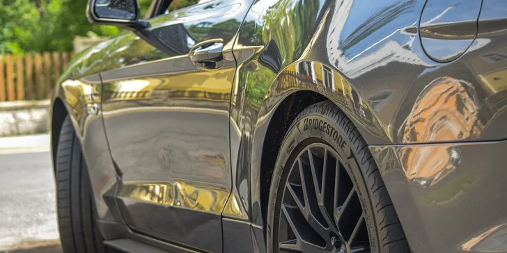 Legendární Ford Mustang V8 v originální USA verzi: projížďka na 20 minut i zapůjčení na 12 hodin