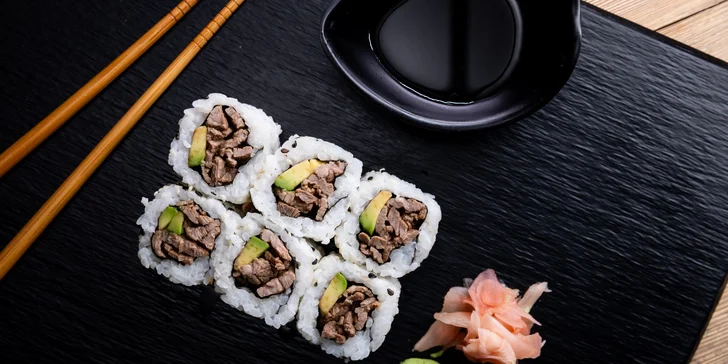 Poke bowl podle výběru ze 6 druhů i sushi sety na odnos s sebou