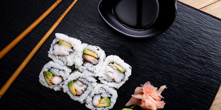 Poke bowl podle výběru ze 6 druhů i sushi sety na odnos s sebou