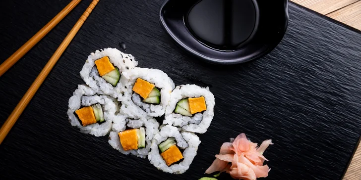 Poke bowl podle výběru ze 6 druhů i sushi sety na odnos s sebou
