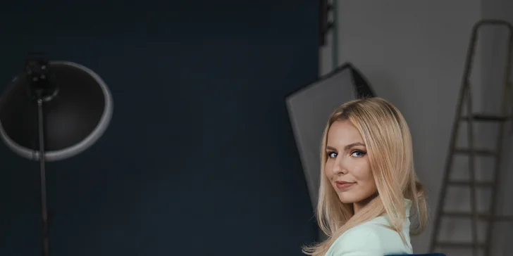 Profi focení v ateliéru vč. lehkých úprav i retuše: glamour, boudoir, portréty i rodina