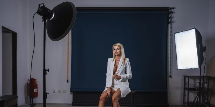 Profi focení v ateliéru vč. lehkých úprav i retuše: glamour, boudoir, portréty i rodina