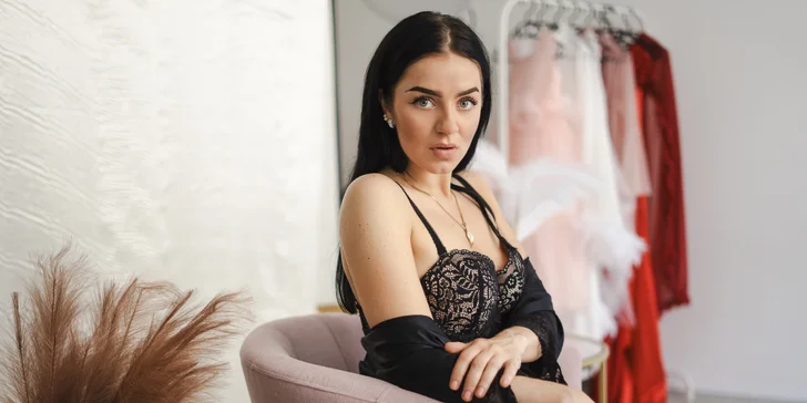 Profi focení v ateliéru vč. lehkých úprav i retuše: glamour, boudoir, portréty i rodina