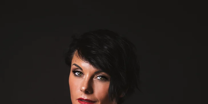Profi focení v ateliéru vč. lehkých úprav i retuše: glamour, boudoir, portréty i rodina