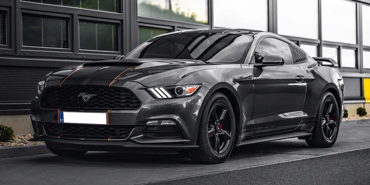 Ford Mustang: 20 min. spolujízdy, 30 min. řízení nebo zapůjčení až na 24 hod.