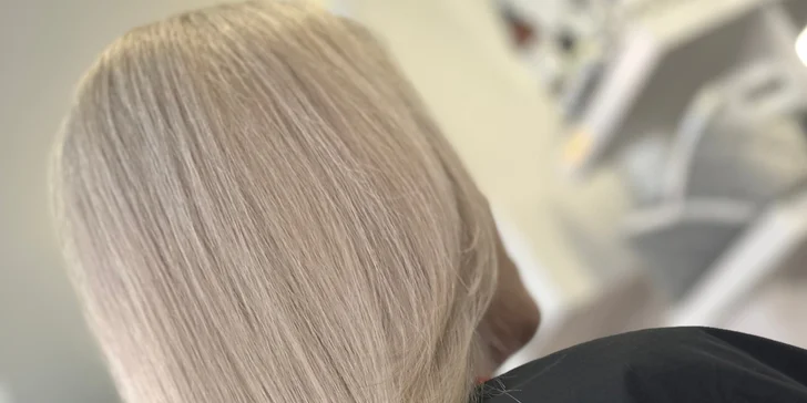 Brazilský keratin nebo intenzivní výživa vlasů pro lesk a sílu vlasů včetně střihu