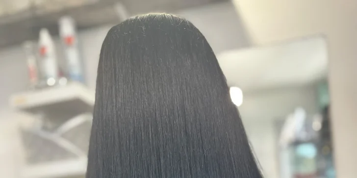Brazilský keratin nebo intenzivní výživa vlasů pro lesk a sílu vlasů včetně střihu
