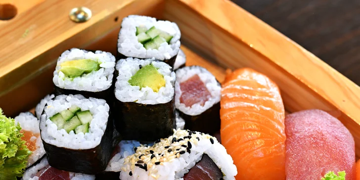 Pestré sety 16–56 sushi rolek v Malešicích: okurka, avokádo, losos i krab či krevety