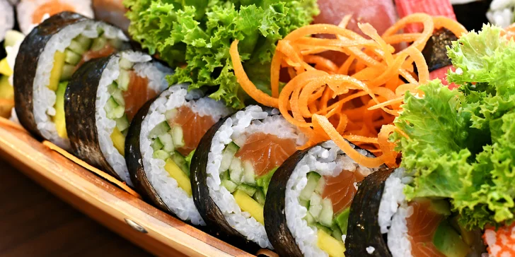 Pestré sety 16–56 sushi rolek v Malešicích: okurka, avokádo, losos i krab či krevety