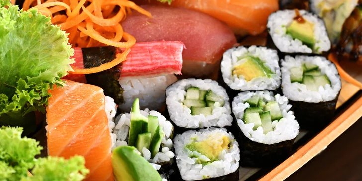 Pestré sety 16–56 sushi rolek v Malešicích: okurka, avokádo, losos i krab či krevety