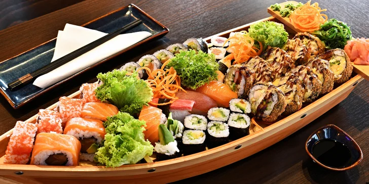 Pestré sety 16–56 sushi rolek v Malešicích: okurka, avokádo, losos i krab či krevety